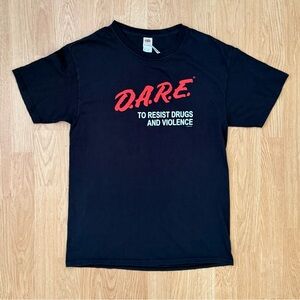 D.A.R.E. To Resist Drugs and Violence T-Shirt Men’s Medium Black Fruit of the Lo